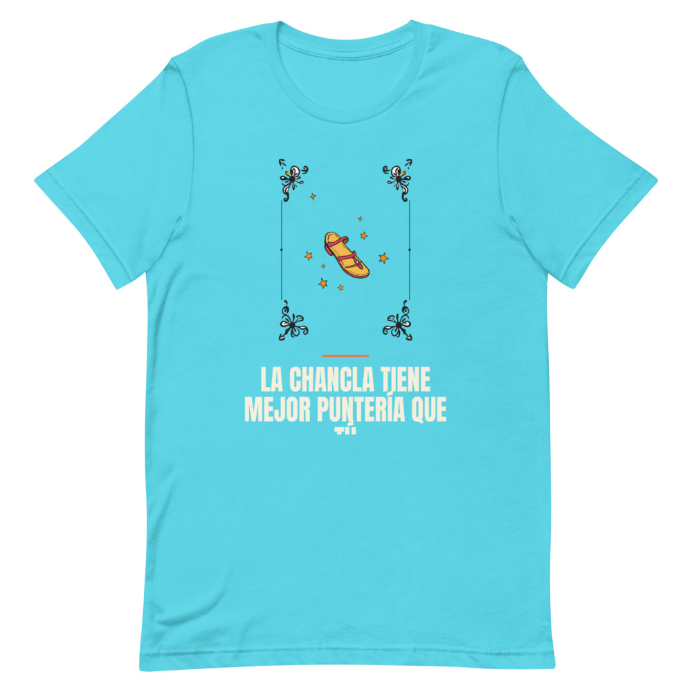LA CHANCLA TIENE MEJOR PUNTERÍA QUE TÚ — printed on a turquoise t-shirt